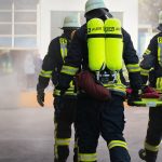 Dinas Damkar Agam Bersihkan Tumpahan Oli di Gudang